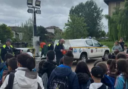 Gli alunni in piazza Papa Giovanni Paolo II insieme alla Protezione Civile